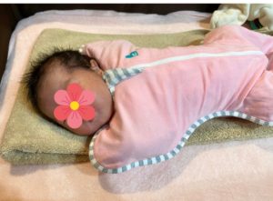 スワドルアップを着て寝る娘