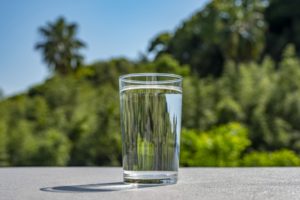 水が注がれたコップ