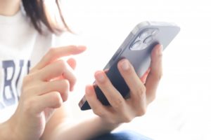 スマホを触る女性の手