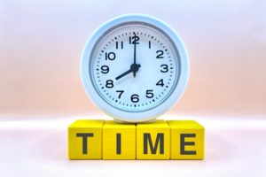 時計とTIMEの文字の写真