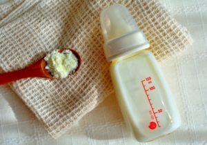 粉ミルクと哺乳瓶